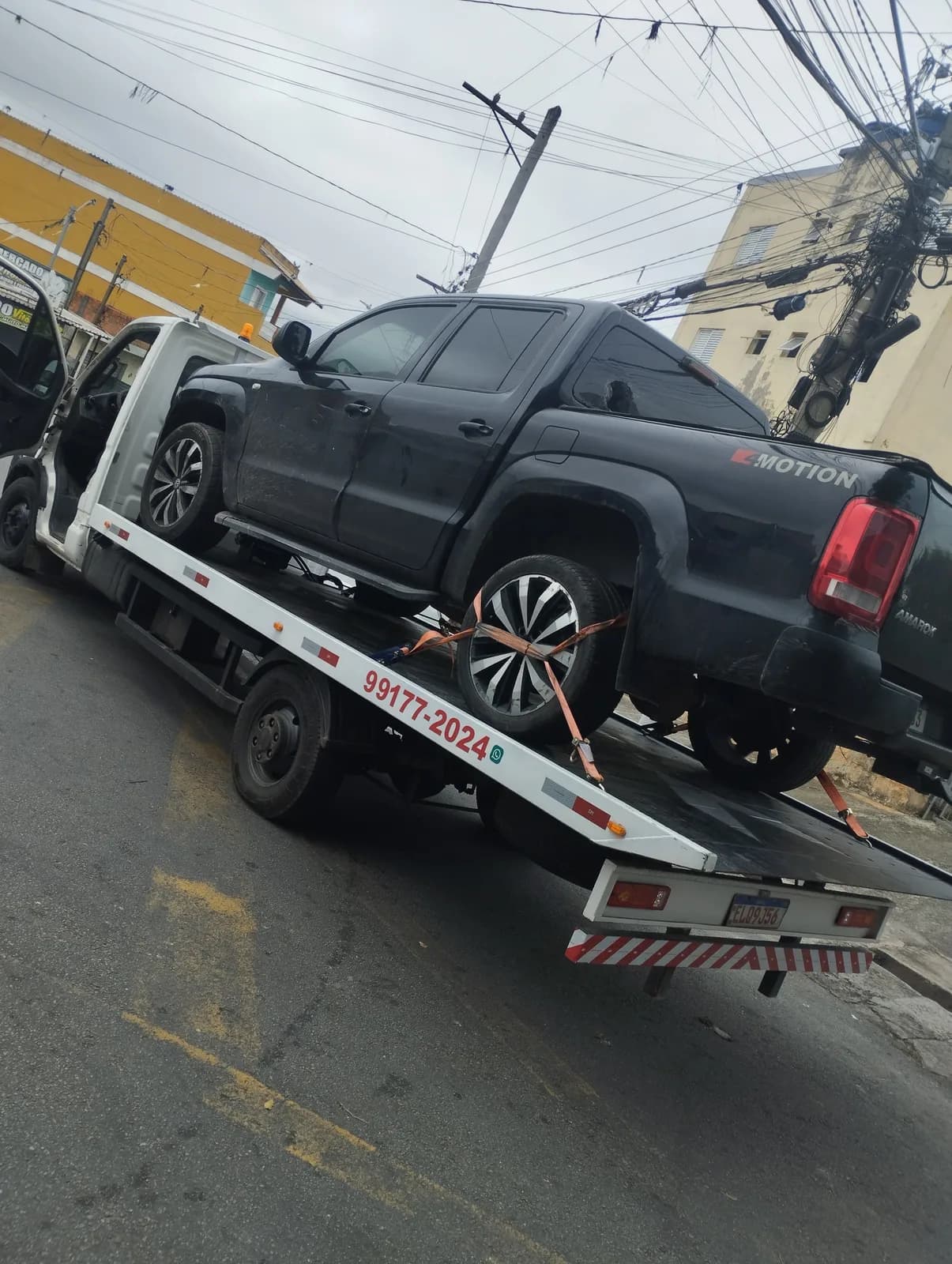 Guincho GS em Cotia transportando caminhonete 4x4 na plataforma