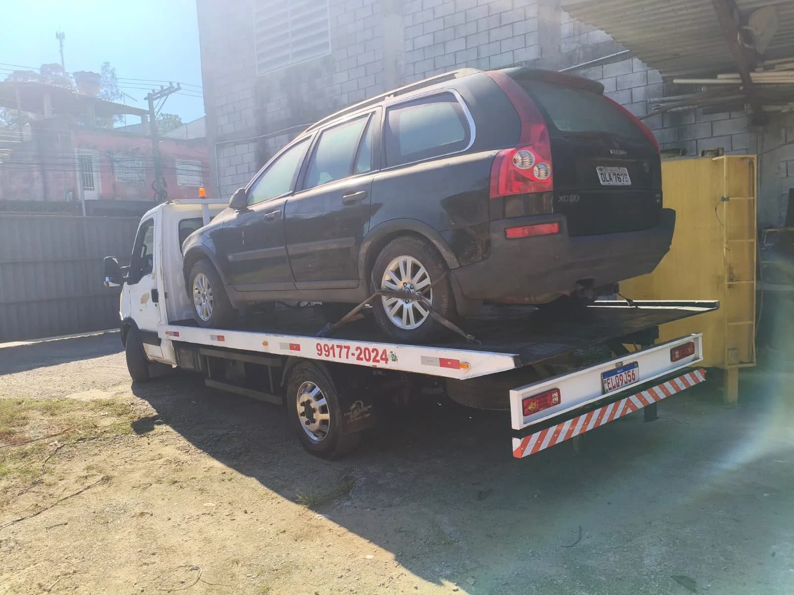 Guincho GS em Cotia transportando veículo na plataforma hidráulica