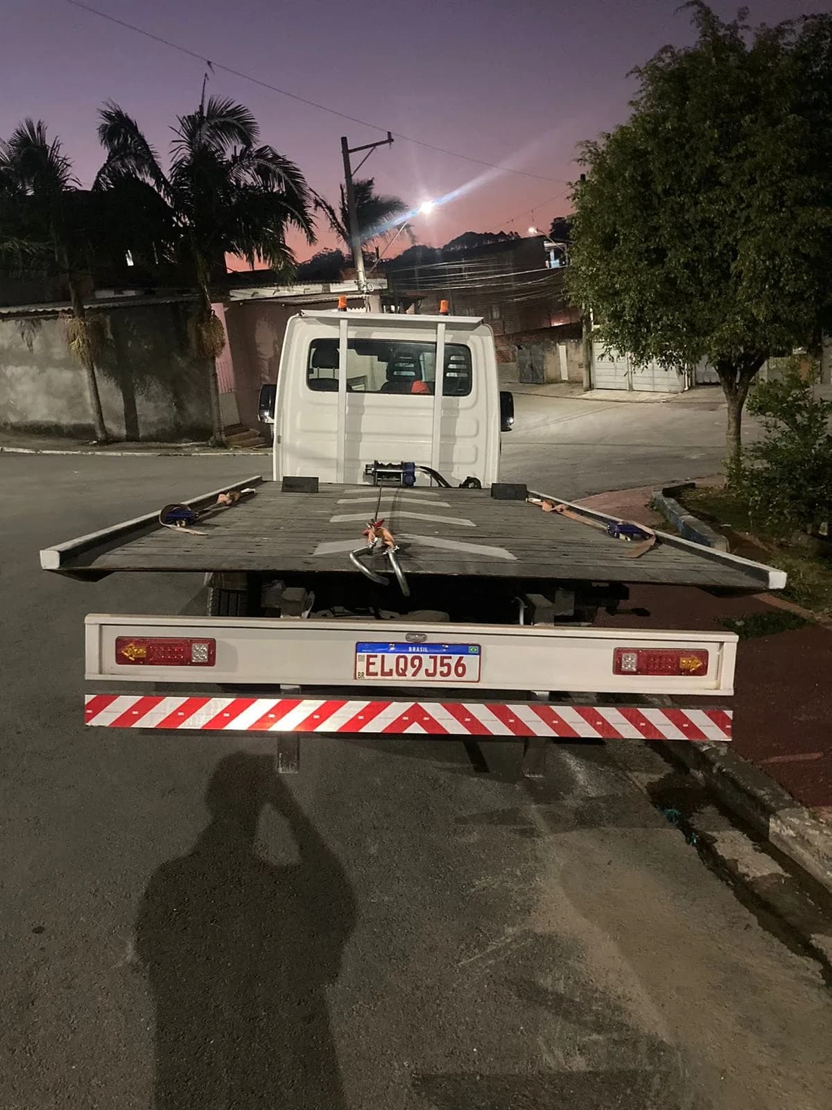 Caminhão com plataforma hidráulica GS Guincho