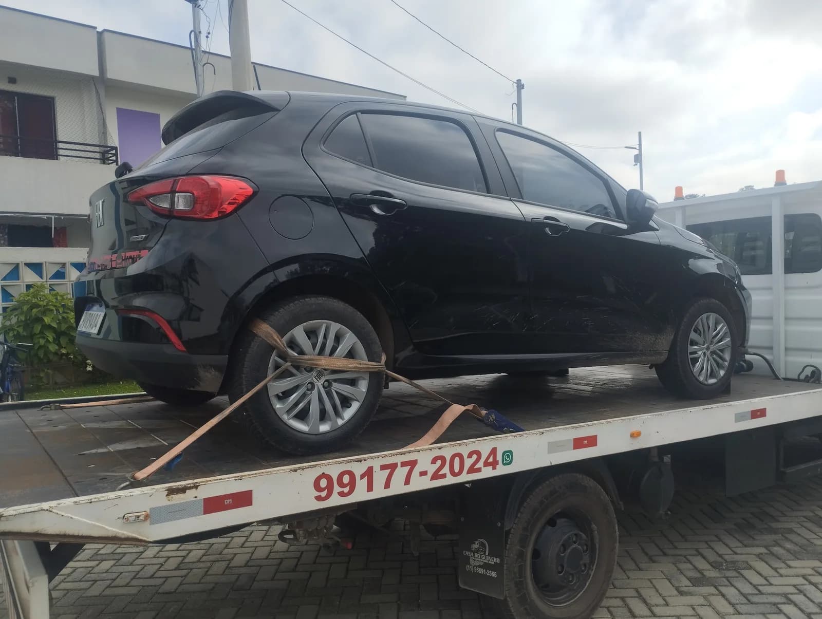 Guincho GS em Cotia realizando transporte seguro de carro na plataforma hidráulica