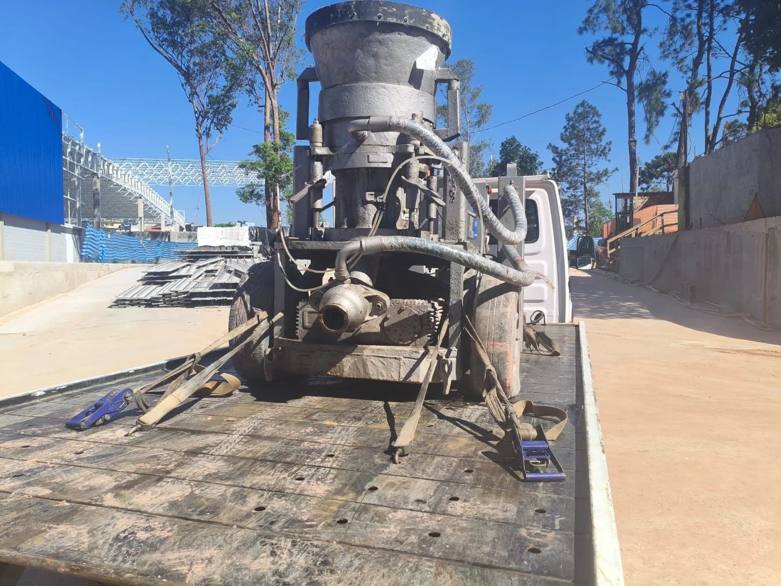 Transporte de equipamento empresarial em plataforma hidráulica GS Guincho